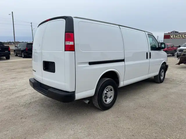 2021 Chevrolet Express - Photo 32