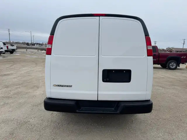 2021 Chevrolet Express - Photo 33