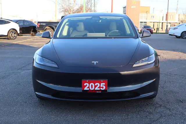 2025 Tesla Model 3 - Photo 2