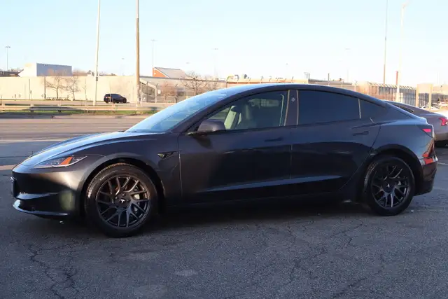 2025 Tesla Model 3 - Photo 3