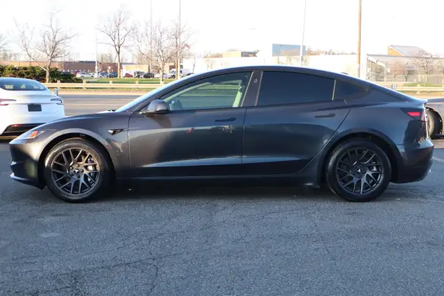 2025 Tesla Model 3 - Photo 4