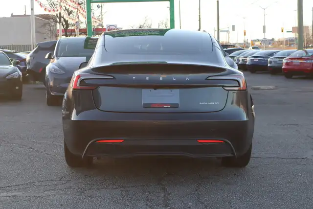 2025 Tesla Model 3 - Photo 6