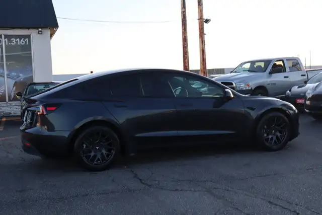2025 Tesla Model 3 - Photo 7