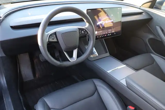 2025 Tesla Model 3 - Photo 9