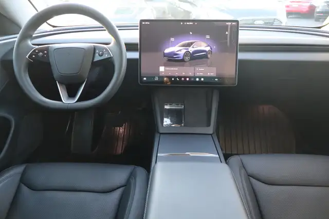 2025 Tesla Model 3 - Photo 10