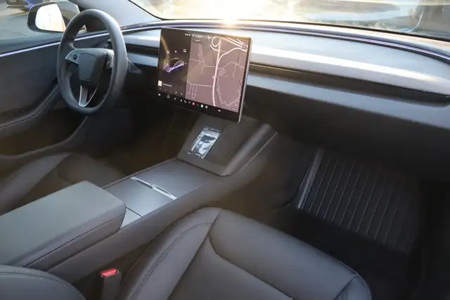 2025 Tesla Model 3 - Photo 11