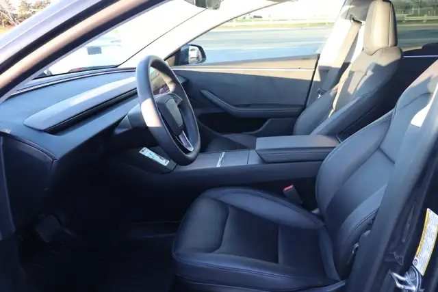 2025 Tesla Model 3 - Photo 12
