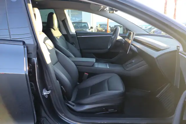 2025 Tesla Model 3 - Photo 13