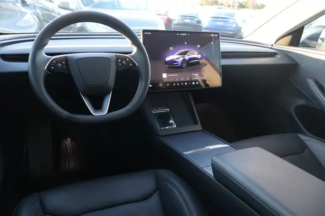 2025 Tesla Model 3 - Photo 16