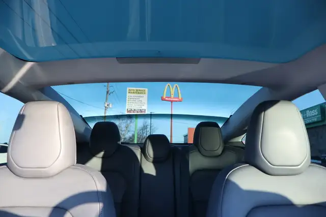 2025 Tesla Model 3 - Photo 32