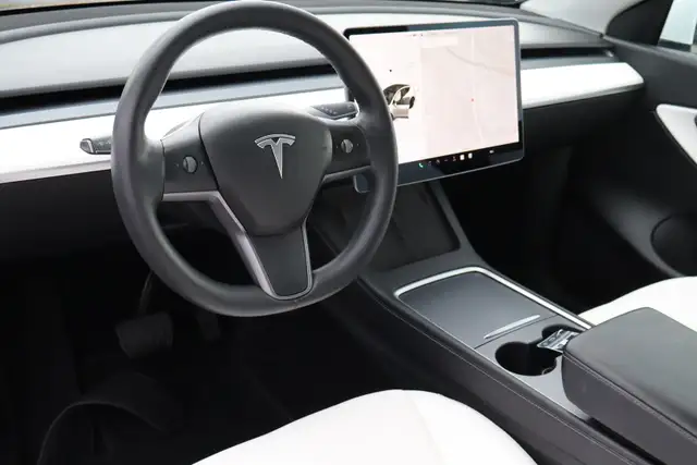 2022 Tesla Model Y - Photo 9
