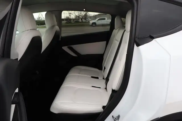 2022 Tesla Model Y - Photo 15