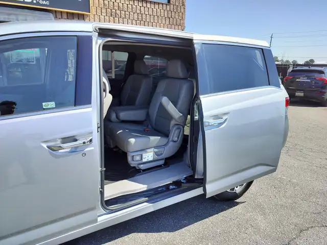 2017 Honda Odyssey No Accidents Reported | Touring | Sun Roof | - Photo 10
