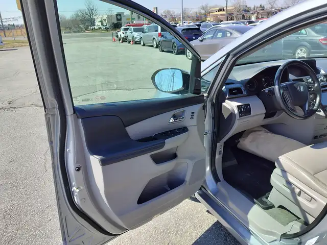 2017 Honda Odyssey No Accidents Reported | Touring | Sun Roof | - Photo 24