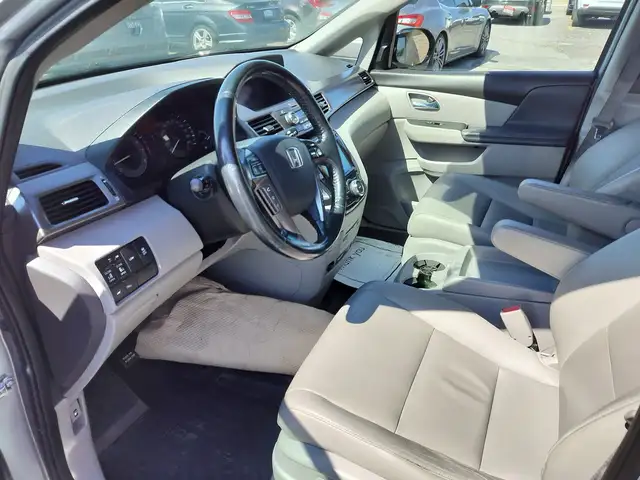 2017 Honda Odyssey No Accidents Reported | Touring | Sun Roof | - Photo 25
