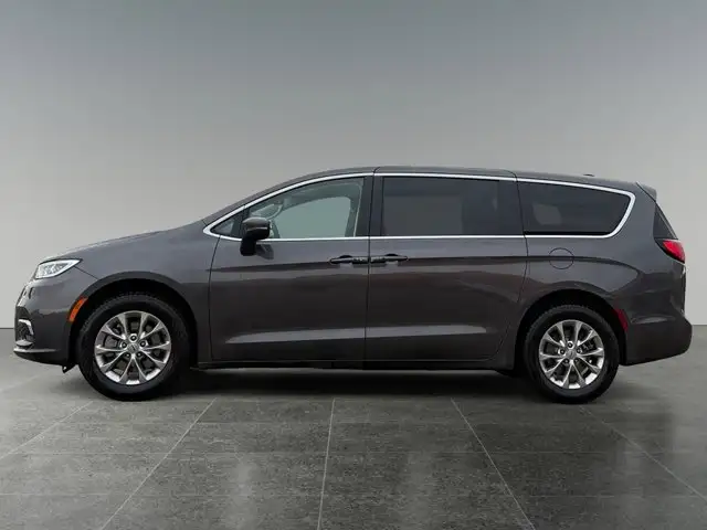 2023 Chrysler Pacifica Touring L - Photo 2