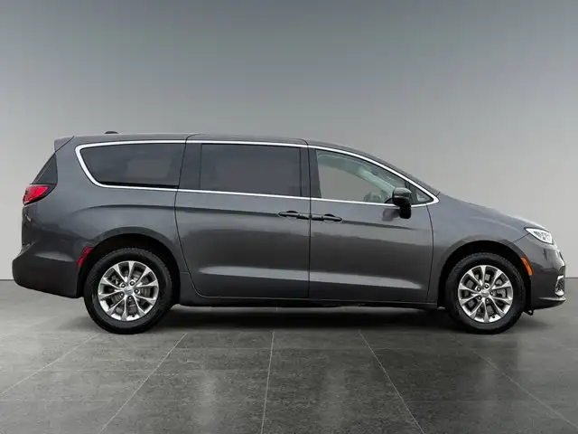2023 Chrysler Pacifica Touring L - Photo 8