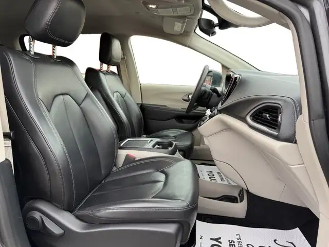 2023 Chrysler Pacifica Touring L - Photo 16