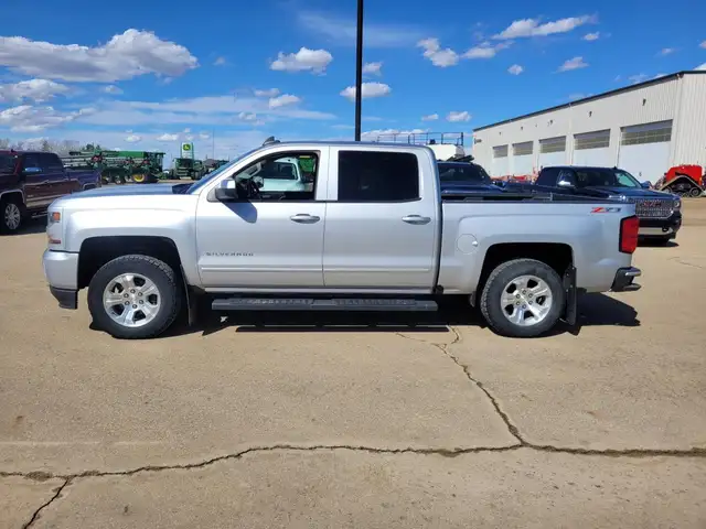 2016 Chevrolet Silverado 1500 Crew Cab Short Box 4-Wheel Drive L - Photo 3