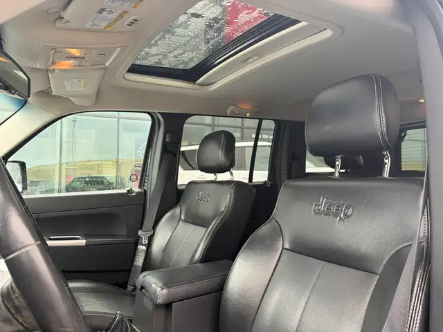 2010 Jeep Liberty Limited Edition 4WD • Comfort   Convenience - Photo 12