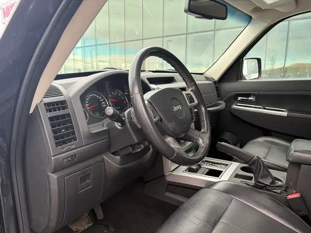 2010 Jeep Liberty Limited Edition 4WD • Comfort   Convenience - Photo 14