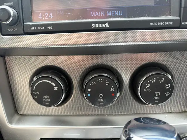 2010 Jeep Liberty Limited Edition 4WD • Comfort   Convenience - Photo 18