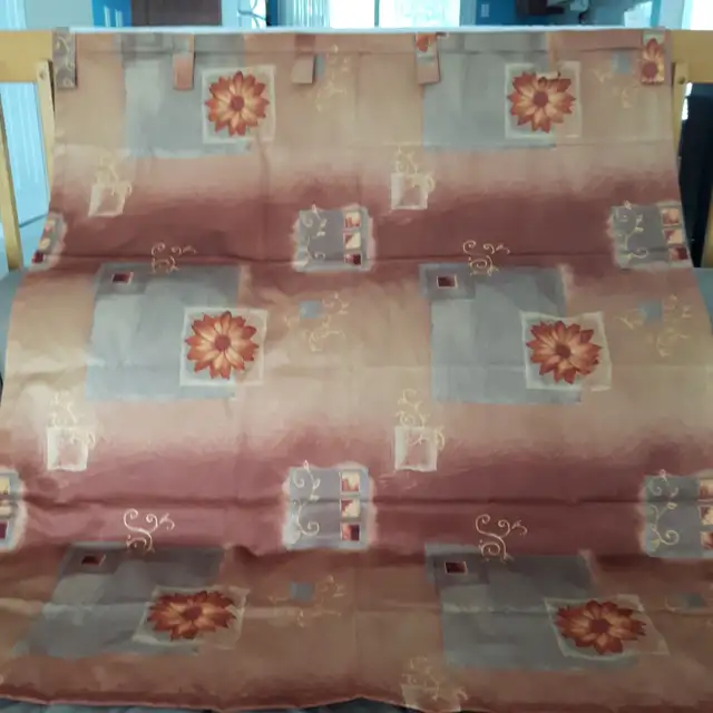 BEAU RIDEAU NEUF TISSU SOYEUX DOUBLÉ 54'LARx87'ou 84'HAUT $20.00