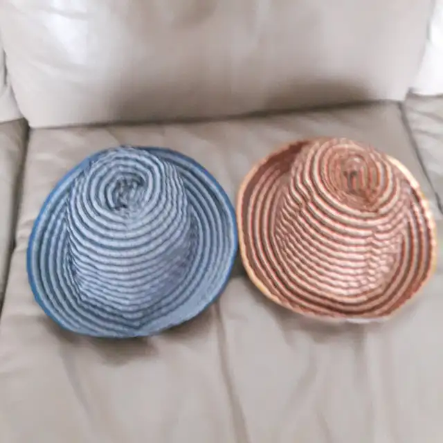 2CHAPEAUX NEUFS FEM PLIABLES REVERSIDLES 22'TOUR TETE$5.00CHACUN