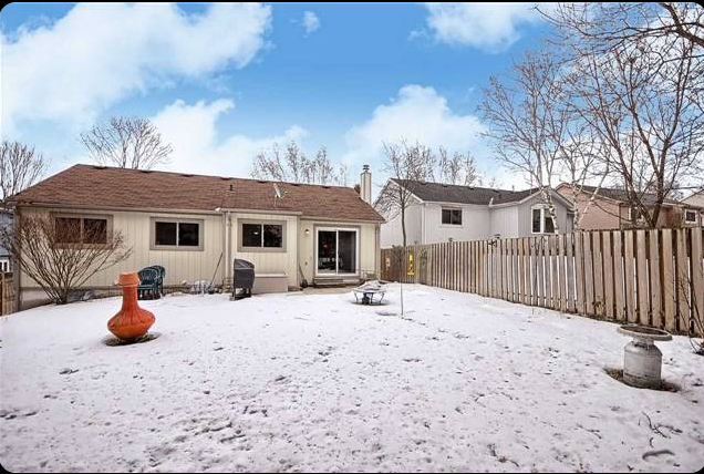 Bright 3BR main-floor bungalow with private laundry & backyard - Photo 4