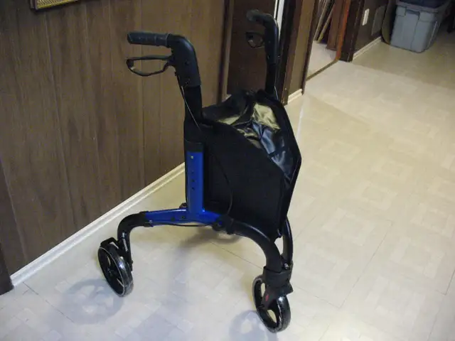 Premium 3 Wheel Rolator/Walker, BRAND NEW - Photo 10