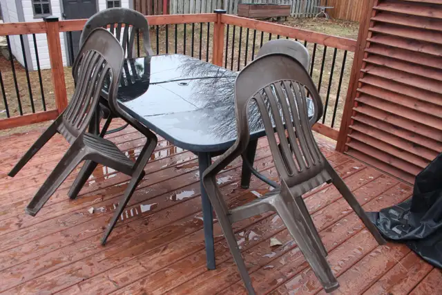 Table patio  jardin 59'' x 35'' & 4 chaises Livraison possible