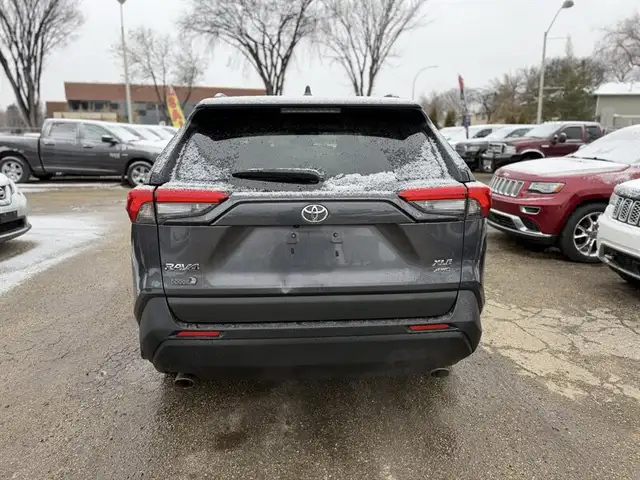 2020 Toyota RAV4 XLE - Photo 5