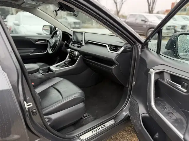 2020 Toyota RAV4 XLE - Photo 7