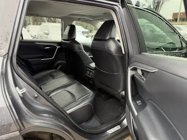 2020 Toyota RAV4 XLE - Photo 8