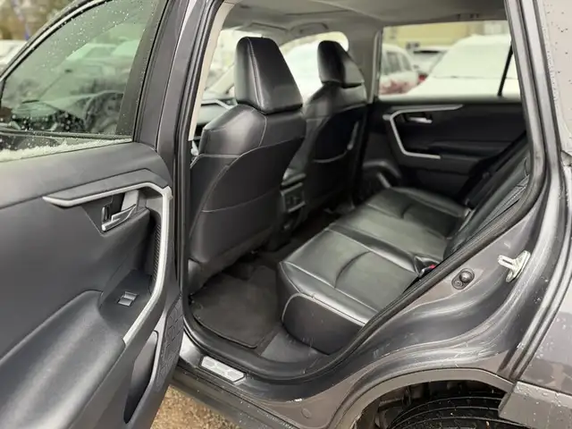 2020 Toyota RAV4 XLE - Photo 9