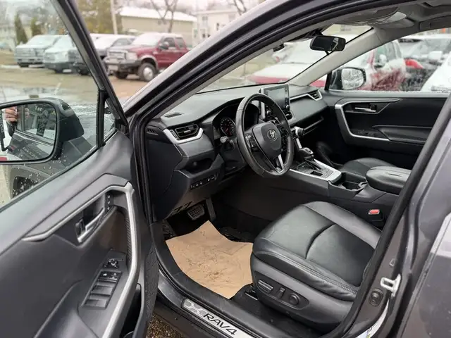 2020 Toyota RAV4 XLE - Photo 10