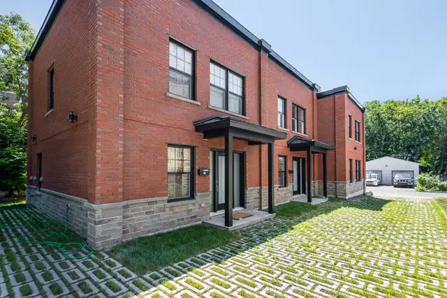 2‑Bedroom Townhouse‑Style Condo - Sainte‑Anne‑de‑Bellevue