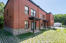 2‑Bedroom Townhouse‑Style Condo - Sainte‑Anne‑de‑Bellevue