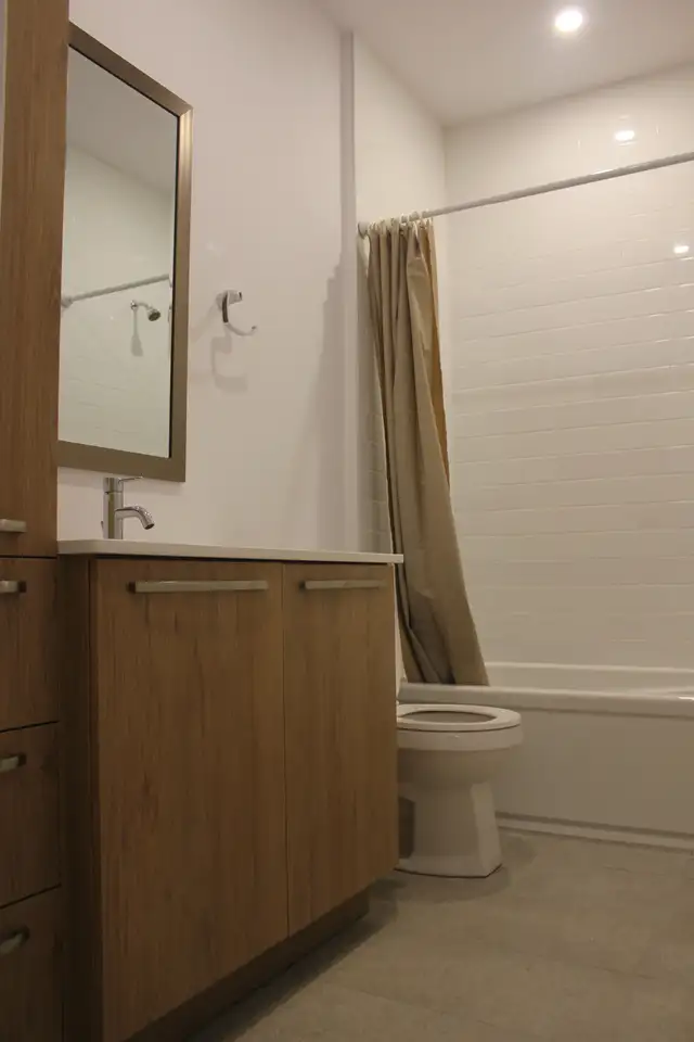 2‑Bedroom Townhouse‑Style Condo - Sainte‑Anne‑de‑Bellevue - Photo 2