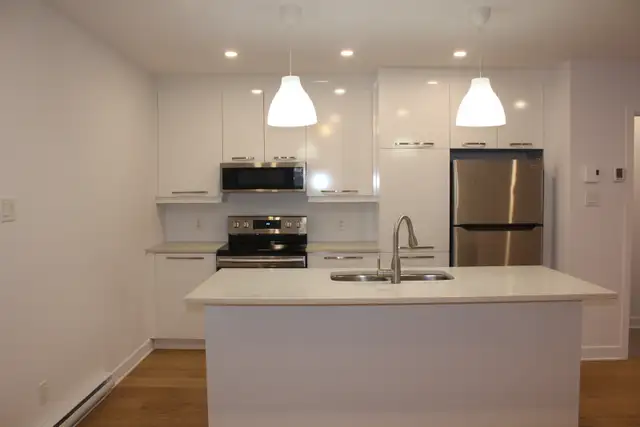 2‑Bedroom Townhouse‑Style Condo - Sainte‑Anne‑de‑Bellevue - Photo 4