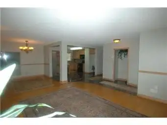 Haultain, 3 bdrm, main floor suite, seperate heat, grt parking - Photo 2