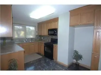 Haultain, 3 bdrm, main floor suite, seperate heat, grt parking - Photo 4