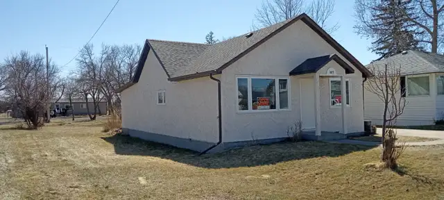 House for sale in Claresholm - Photo 2