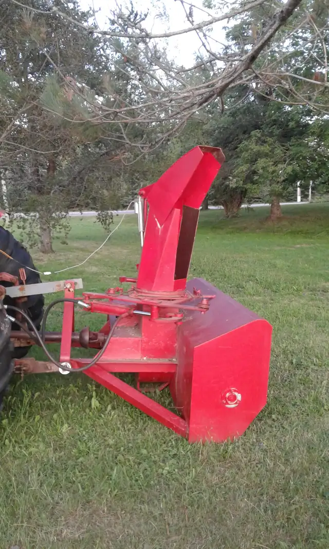 1978 Belarus 520 Tractor, 4 Wheel Drive, with 7’ Snow Blower - Photo 3