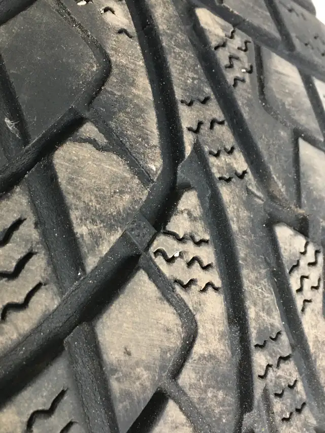 Free Pair of Used Tires 205/60R16 - Photo 5