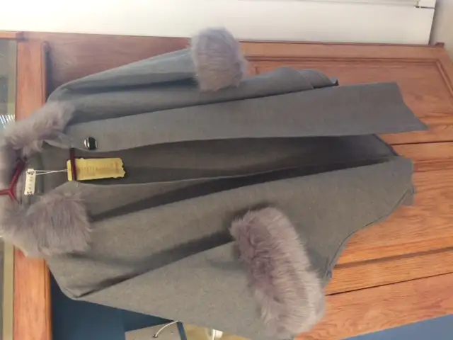 BEAU MANTEAU NEUF GRIS GRANDEUR LAR FEM VALEUR DE $150.00 $25.00 - Photo 3