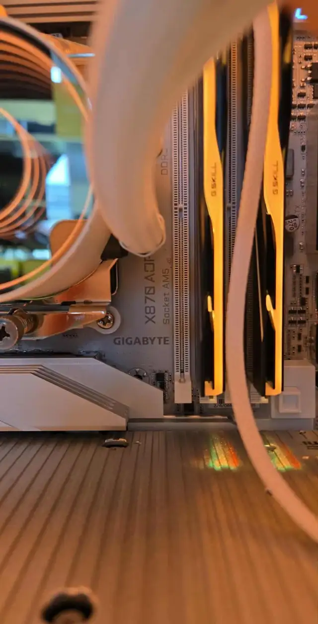 PC GAMING NEUF RX 7900 XT RYZEN 7 9800X3D 64GB DDR5 2TB NVMe - Photo 3