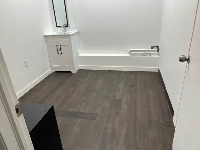 Private room for rent in busy spa ( near south common)