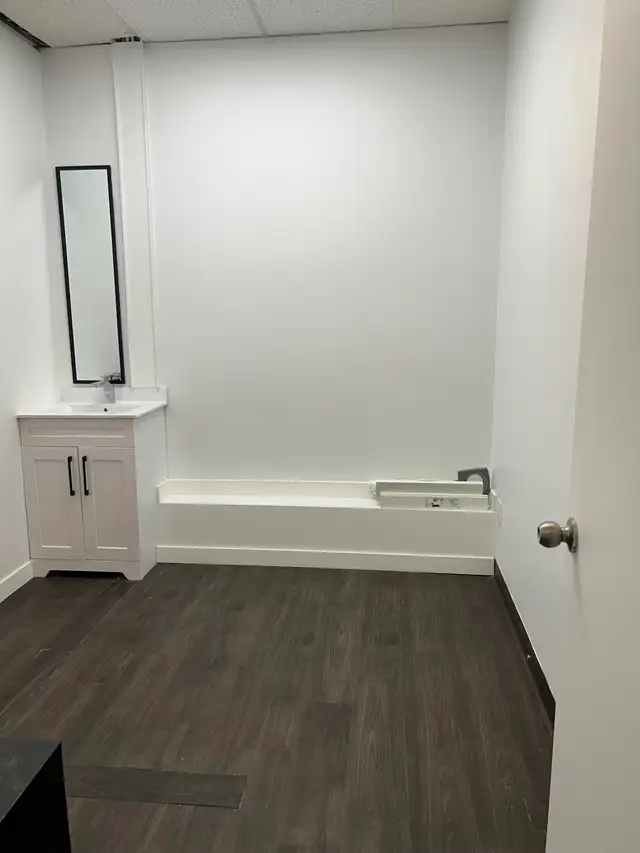 Private room for rent in busy spa ( near south common) - Photo 3