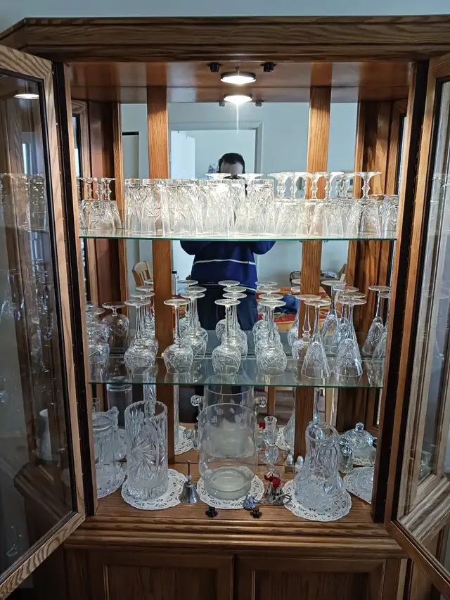 VAISSELLIER VITRÉE avec VAISSELLE en CRISTAL